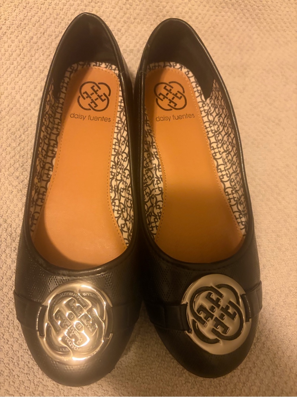 Ladies Daisy Fuentes Black Ballet Flats with Silver Emblem, size 7